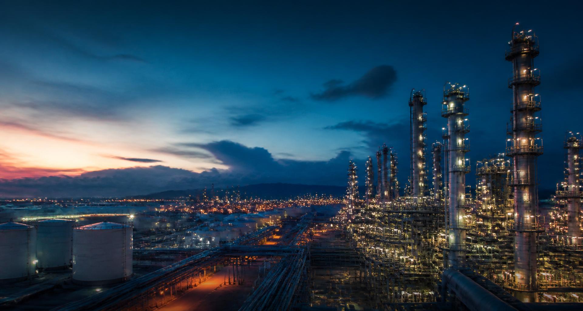 Planta industrial ao entardecer representando confiabilidade operacional